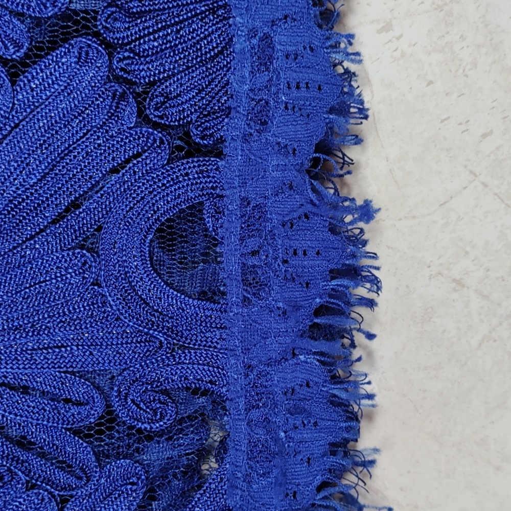 2/$10 04108 Willa royal blue floral and lace S/S cropped blouse M - Picture 4 of 9